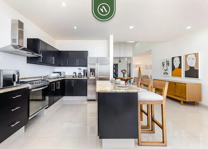 Brand New 3 Bedroom Penthouse - Oceanview Rooftop Pool Apartment *