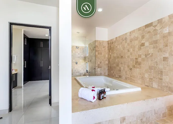Brand New 3 Bedroom Penthouse - Oceanview Rooftop Pool Apartment