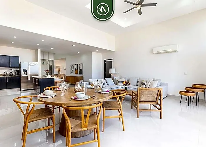 Brand New 3 Bedroom Penthouse - Oceanview Rooftop Pool Apartment *