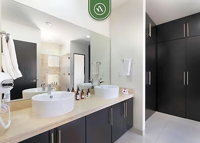 Brand New 3 Bedroom Penthouse - Oceanview Rooftop Pool Apartment